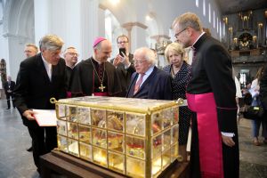 Sichtlich ergriffen blicken der irische Präsident Michael Higgins und seine Gattin Sarah im Würzburger Dom auf die Häupter der Frankenapostel Kilian, Kolonat und Totnan.