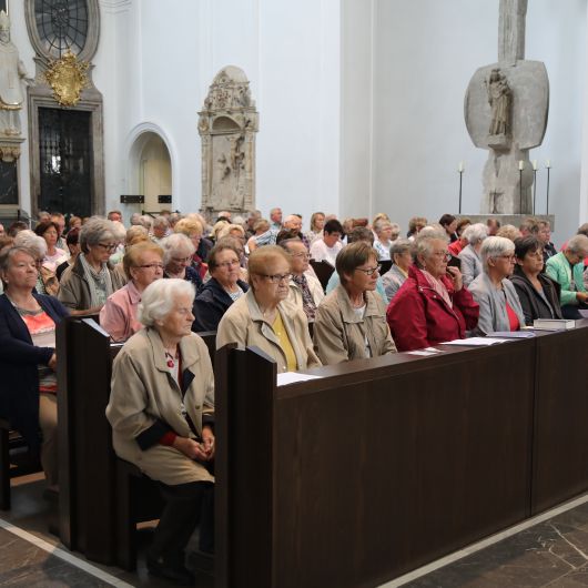 Bischof Dr. Franz Jung feiert Kiliani-Wallfahrt der Dekanate Bad Kissingen, Hammelburg, Haßberge, Schweinfurt-Nord und -Süd sowie der Stadtpfarrei Schweinfurt mit rund 750 Gläubigen im Kiliansdom.