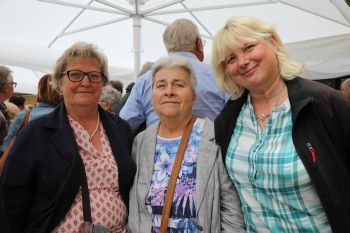 Nach dem Gottesdienst besuchen (von links) Edith Polz, Ingrid Peschel und Carmen Fischer aus Poppenhausen (Dekanat Schweinfurt-Nord) eine Eisdiele und anschließend die Kiliansgruft.