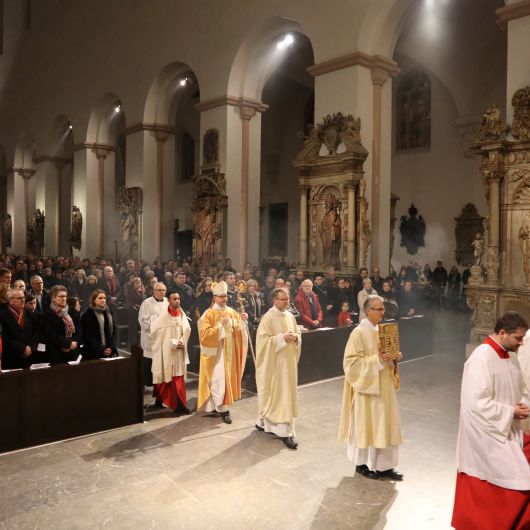 Bischof Dr. Franz Jung feierte an Heiligabend, 24. Dezember, im Würzburger Kiliansdom mit den Gläubigen die Christmette.
