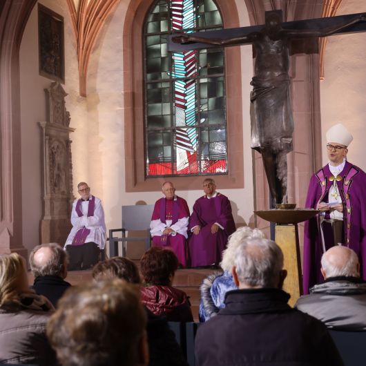 Bischof Dr. Franz Jung feierte zum Aschermittwoch der Künstler einen Gottesdienst in der Sepultur des Würzburger Kiliansdoms. Das Bayerische Fernsehen übertrug die Feier live.