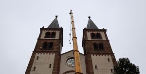 Der Klöppel der großen Salvatorglocke des Würzburger Kiliansdoms ist am Dienstag, 24. November, mit Hilfe eines Autokrans ausgetauscht worden.