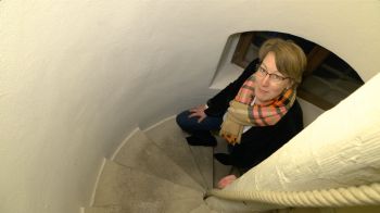 Am dritten Advent geht Alexandra Eck, Referentin für die Dombesucherpastoral, eine steile Wendeltreppe nach oben, die sich in der nähe des Kreuzgangs im Kiliansdom befindet.
