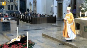 Bischof Dr. Franz Jung feierte am ersten Weihnachtstag, 25. Dezember, ein Pontifikalamt im Kiliansdom. Dieses wurde auf TV Mainfranken und im Internet übertragen. 