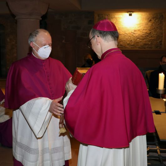 Bischof Dr. Franz Jung überreichte dem neuen Domkapitular das Evangeliar.