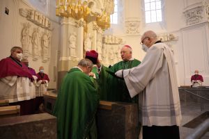 Bei der Eucharistiefeier im Kiliansdom führte Dompropst Weihbischof Boom den neuen Domkapitular an seinen Platz im Chorgestühl. 