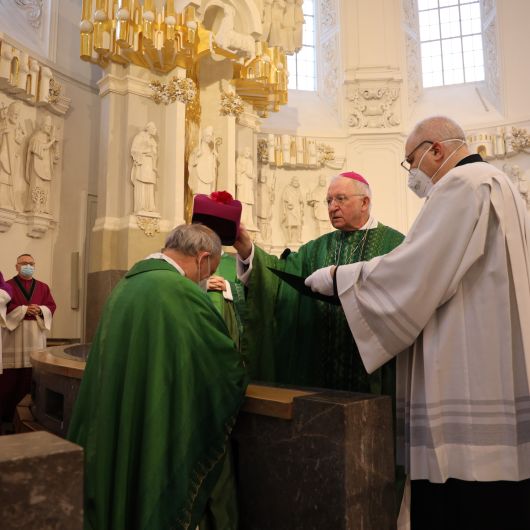 Bei der Eucharistiefeier im Kiliansdom führte Dompropst Weihbischof Boom den neuen Domkapitular an seinen Platz im Chorgestühl. 