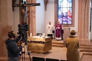 Bischof Dr. Franz Jung feierte am 17. März 2020 in der Sepultur des Würzburger Kiliansdoms erstmals einen nichtöffentlichen Gottesdienst, der live ins Internet übertragen wurde.