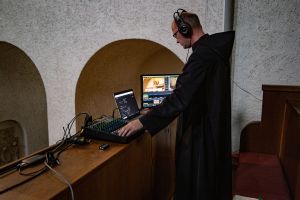 In der Abtei Münsterschwarzach wird das Stundengebet live übertragen.