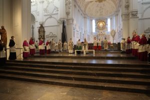 Bei der Missa chrismatis am Montagabend, 29. März, weihte Bischof Dr. Franz Jung die Heiligen Öle für das Bistum Würzburg.