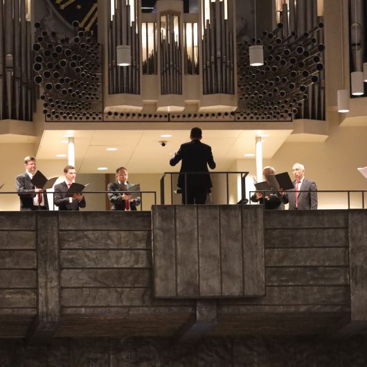 Ein Ensemble der Herrenstimmen des Würzburger Domchors sang unter der Leitung von Domkapellmeister Professor Christian Schmid.