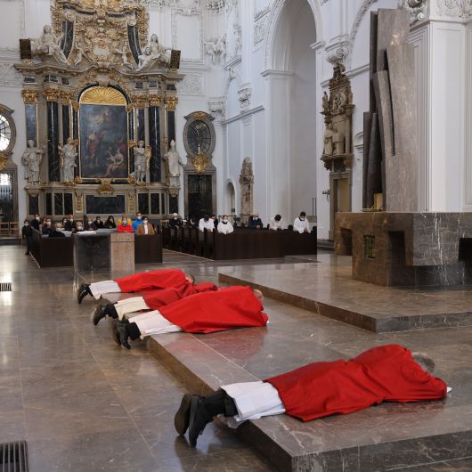 Bischof Dr. Franz Jung und die Konzelebranten legten sich zu Beginn der Feier vor dem Altar auf den Boden. 