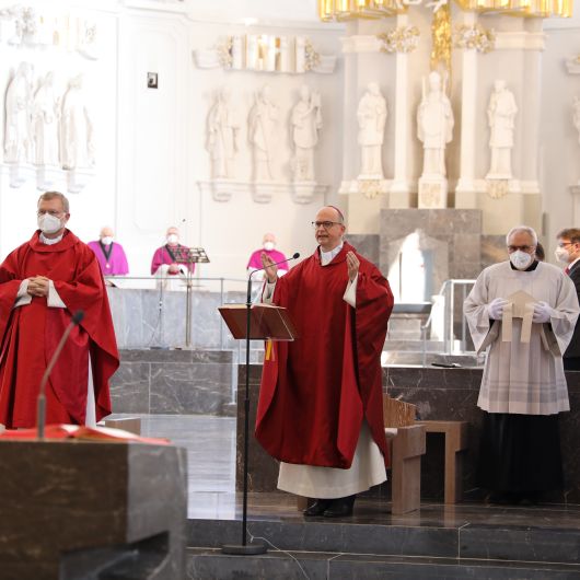 Bischof Dr. Franz Jung feierte am Freitag, 2. April, die Liturgie vom Leiden und Sterben Jesu im Würzburger Kiliansdom.