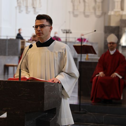 Bischof Dr. Franz Jung feierte am Freitag, 2. April, die Liturgie vom Leiden und Sterben Jesu im Würzburger Kiliansdom.