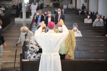Mit rund 120 Ehepaaren aus der ganzen Diözese hat Bischof Dr. Franz Jung am Mittwochvormittag, 30. Juni, einen Gottesdienst im Würzburger Kiliansdom gefeiert.