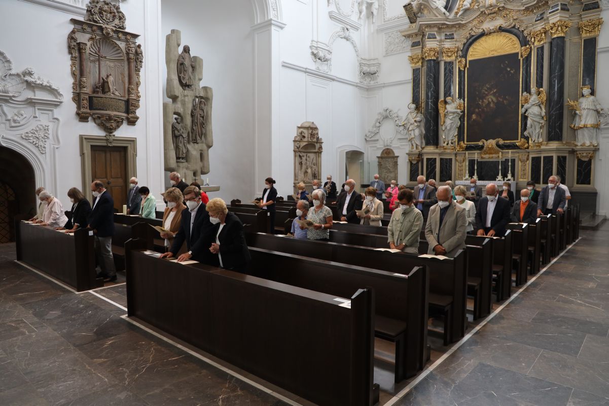Im Anschluss an den Ehejubilarsgottesdienst mit Weihbischof Ulrich Boom am Freitagvormittag, 2. Juli, konnten sich die Paare von ihm und weiteren Priestern und Diakonen segnen lassen.
