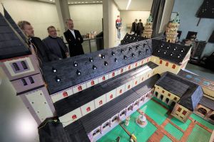 Reinhold Dukat aus Kitzingen (Mitte) hat aus Lego-Steinen ein Modell des Würzburger Kiliansdoms geschaffen. Im Bild erläutert er sein Werk Domdekan Dr. Jürgen Vorndran (links) und Dr. Jürgen Emmert, Leiter der Abteilung Kunst der Diözese Würzburg.