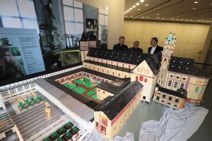 Reinhold Dukat aus Kitzingen (Mitte) hat aus Lego-Steinen ein Modell des Würzburger Kiliansdoms geschaffen. Im Bild erläutert er sein Werk Domdekan Dr. Jürgen Vorndran (links) und Dr. Jürgen Emmert, Leiter der Abteilung Kunst der Diözese Würzburg.