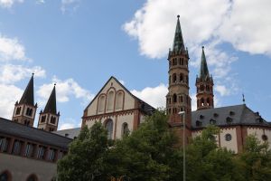  Mit einem Pontifikalgottesdienst im Würzburger Kiliansdom eröffnet Bischof Dr. Franz Jung am Sonntag, 17. Oktober, um 10 Uhr für das Bistum Würzburg den Synodalen Prozess.