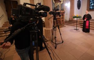 Bischof Dr. Franz Jung leitet die Wort-Gottes-Feier, die am ersten Adventssonntag, 28. November, um 10 Uhr auf FrankenPLUS ausgestrahlt wird.