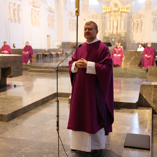 Einen adventlichen Gottesdienst für die Mitarbeitenden von Caritas und Bischöflichem Ordinariat Würzburg hat Bischof Dr. Franz Jung am Donnerstag, 16. Dezember, im Kiliansdom gefeiert.