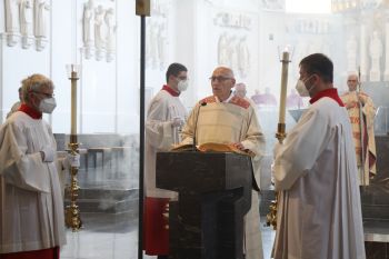Bischof Dr. Franz Jung feierte einen Gedenkgottesdienst für den verstorbenen Bischof em. Dr. Paul-Werner Scheele im Würzburger Kiliansdom.