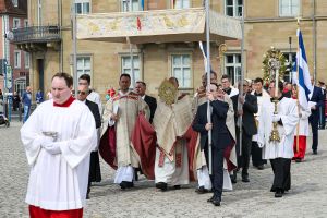 Erstmals seit zwei Jahren gibt es in Würzburg wieder Fronleichnamsprozessionen im Bistum Würzburg. Das Foto entstand 2019 bei der Würzburger Prozession. Auf dem Bild trägt Bischof Dr. Franz Jung die Monstranz.