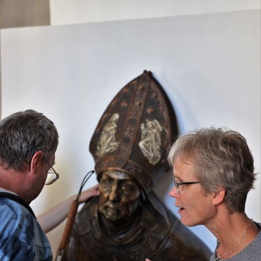 Domführerin Elisabeth Nickel (rechts) erläutert einem Teilnehmer die Besonderheit des Abgusses des im Original von Tilman Riemenschneider geschaffenen Grabmals von Bischof Rudolf von Scherenberg aus dem Kiliansdom. 