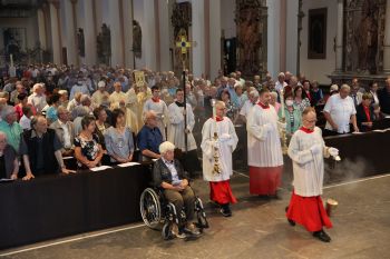 Weihbischof Ulrich Boom feierte am Dienstagvormittag, 28. Juni, mit Ehepaaren einen Pontifikalgottesdienst, die vor 50, 60 oder 65 Jahren geheiratet haben.
