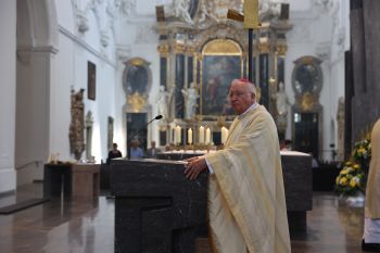 Weihbischof Ulrich Boom feierte am Dienstagvormittag, 28. Juni, mit Ehepaaren einen Pontifikalgottesdienst, die vor 50, 60 oder 65 Jahren geheiratet haben.