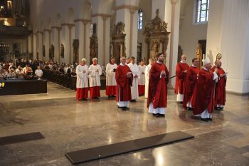 Einen Pontifikalgottesdienst mit Ehejubilaren, die seit 25 Jahren verheiratet sind, hat Weihbischof Ulrich Boom am Mittwoch, 29. Juni, im Kiliansdom gefeiert.