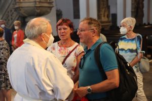 Domkapitular Albin Krämer feierte am Donnerstagnachmittag, 30. Juni, im Kiliansdom einen Dankgottesdienst mit Ehepaaren, die 50, 60 oder 65 Jahre verheiratet sind.