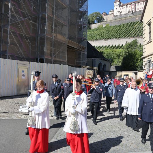 Mit einer Reliquienprozession von Sankt Burkard zum Dom und einem Pontifikalgottesdienst mit Bischof Dr. Franz Jung ist am Sonntag, 3. Juli, die diesjährige Kiliani-Wallfahrtswoche eröffnet worden. 