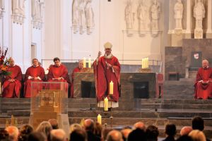 Bischof Dr. Franz Jung feierte am Montagabend, 4. Juli, einen Kilianigottesdienst für Politiker und Räte. Eine Begegnung auf dem Kiliansplatz schloss sich an. 