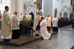 Durch Handauflegung und Gebet weiht Bischof Dr. Franz Jung Sebastian Krines zum Diakon. 