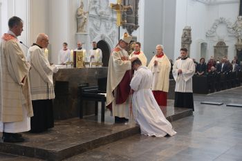 Durch Handauflegung und Gebet weiht Bischof Dr. Franz Jung Tommy Reißig zum Diakon.