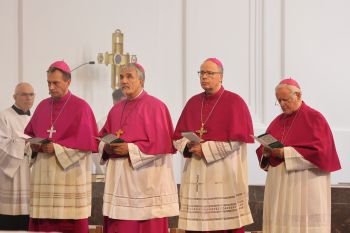 An der Vesper nahmen unter anderem der Trierer Bischof Dr. Stephan Ackermann (2. von rechts), Bischof em. Dr. Friedhelm Hofmann (rechts) sowie (von links) die Weihbischöfe Herwig Gössl (Bamberg) und Thomas Maria Renz (Rottenburg-Stuttgart) teil.
