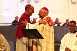 Bischof Dr. Franz Jung (links) dankte Weihbischof Ulrich Boom für sein Wirken.
