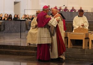 Erzbischof Dr. Ludwig Schick dankte Weihbischof Ulrich Boom (rechts) für seinen Dienst.