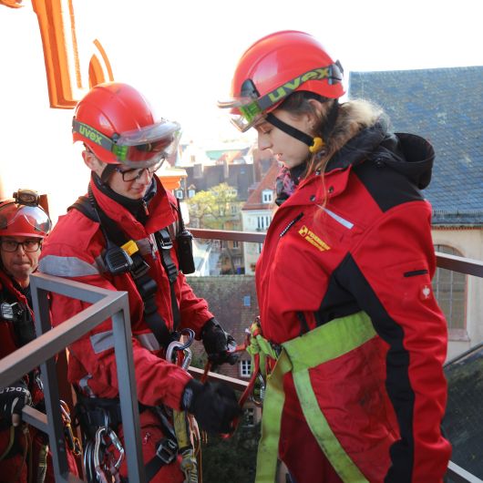 Bevor Rebecca Reljac (rechts) gerettet werden kann, sind viele Vorbereitungen nötig: Pascal Fellner (links) und seine Kollegen beherrschen die nötigen Handgriffe aus dem Effeff.