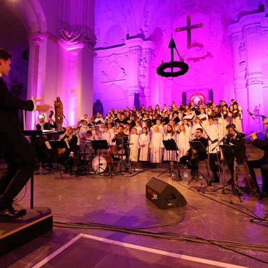 Beim adventlichen Konzert "Joy to the world" musizierten die Mädchenkantorei am Würzburger Dom und das Björn-Becker-Oktett unter der Leitung von Domkapellmeister Alexander Rüth. Mit den jazzig-modernen Arrangements begeisterten sie die mehr als 700 Zuhörenden.
