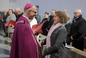 Bischof Dr. Franz Jung überreicht die Beauftragungsurkunde an Christiane Holtmann (Dettelbach, tätig in Würzburg-Stift Haug).