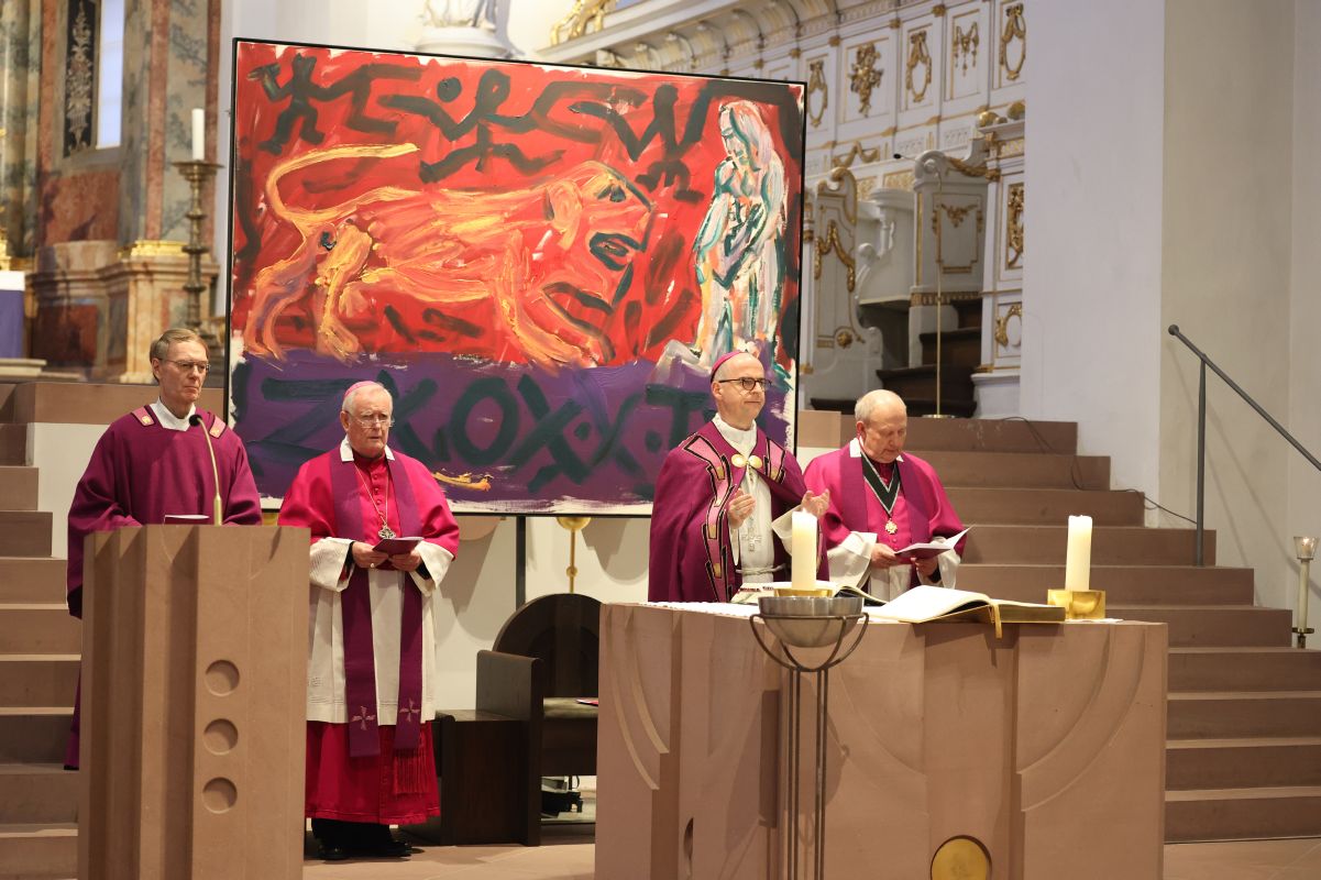 Bischof Dr. Franz Jung (2. von rechts) freute sich, viele Kunstschaffende im Neumünster begrüßen zu können.