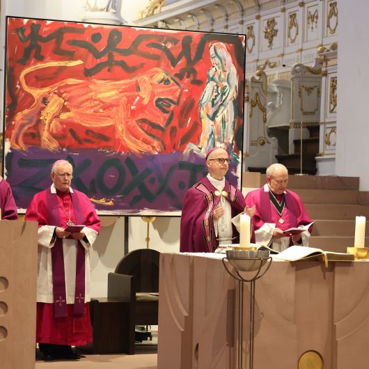 Bischof Dr. Franz Jung (2. von rechts) freute sich, viele Kunstschaffende im Neumünster begrüßen zu können.