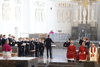 Bischof Dr. Franz Jung feierte am Karfreitag, 7. April,  im Würzburger Kiliansdom die  Liturgie vom Leiden und Sterben Christi.