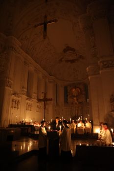 Bischof Dr. Franz Jung feierte am Samstagabend, 8. April, die Liturgie der Osternacht im Würzburger Kiliansdom.