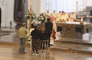 Bischof Dr. Georg Bätzing, Vorsitzender der Deutschen Bischofskonferenz, feierte am Sonntagabend, 14. Mai, mit der Gemeinschaft Sant'Egido einen Gottesdienst im Würzburger Kiliansdom. 