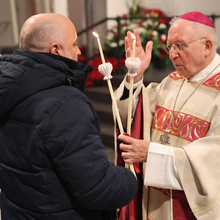 Weihbischof Ulrich Boom feierte am Fest der Darstellung des Herrn, Freitag, 2. Februar, einen Pontifikalgottesdienst im Würzburger Kiliansdom.