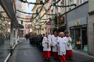 Mit einer Palmprozession von der Marienkapelle und einem Pontifikalgottesdienst im Würzburger Kiliansdom hat Bischof Dr. Franz Jung am Palmsonntag, 24. März, die Heilige Woche eröffnet.