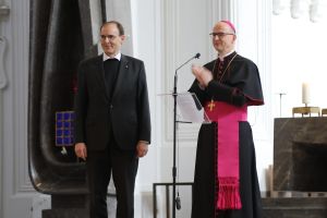 Beim Mittagsgebet im Würzburger Kiliansdom gab Bischof Dr. Franz Jung am Montag, 25. März, die Ernennung von Pfarrer Paul Reder zum Weihbischof bekannt.
